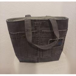 Sac fourre tout gris.