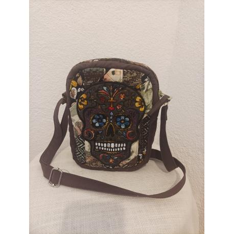 Sacoche matelassée patchwork marron avec applique brodée tête de mort.