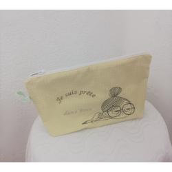 Trousse verte devant brodé.