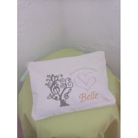 Trousse écru devant brodé.